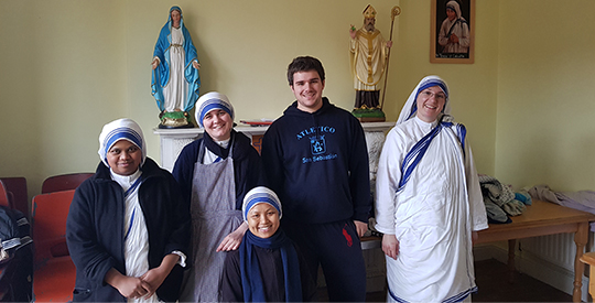Borja Retana junto a algunas Misioneras de la Caridad en Dublín