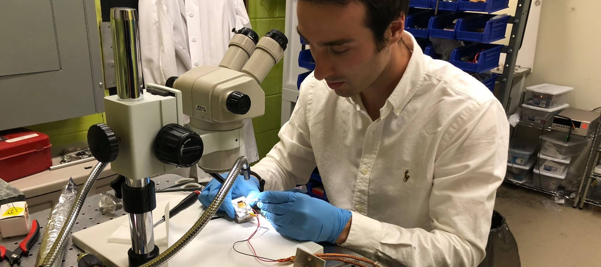 García Urbieta trabajando en el laboratorio