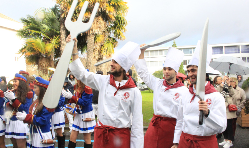 Con paraguas y bajo un cielo oscuro...