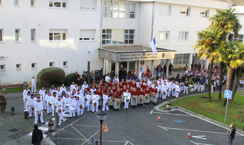 6 abanderadas y 3 banderas